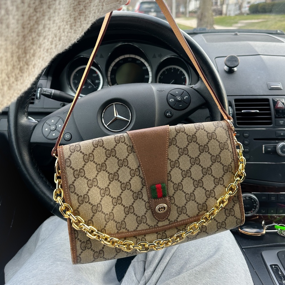 ✨🍒Vintage Gucci Beige GG Canvas Shoulder Bag with Brown Trim and Gold Chain🍒✨ - Picture 11 of 13